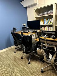 疲れにくい椅子とデュアルモニター、トリプルモニターが可能で仕事環境に最適。 - コワーキングスペースＬＡＭＰ ブルースペースの室内の写真