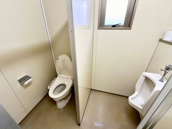 【男子トイレ：小便器１、個室１】 - TIME SHARING 御徒町 マツダビル4F 4Fの設備の写真