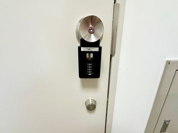 【予約完了メールに記載されている方法でキーボックスから鍵を取り出してください】 - 【閉店】TIME SHARING 御徒町 マツダビル4F 【閉店】4Fの入口の写真