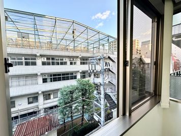 【窓を開けて換気可能です】 - 【閉店】TIME SHARING 御徒町 マツダビル4F 【閉店】4Fの設備の写真