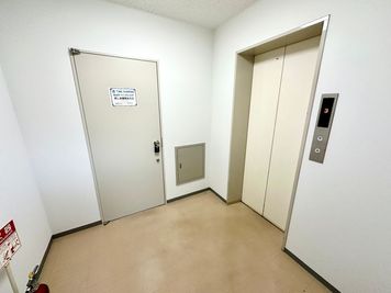 【エレベーターで4階にあがるとすぐ右手にスペースの扉がございます】 - TIME SHARING 御徒町 マツダビル4F 4Fの入口の写真