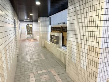 【予約完了メールに記載の方法でポストから鍵を取り出してください】 - 【閉店】TIME SHARING 御徒町 マツダビル4F 【閉店】4Fの入口の写真