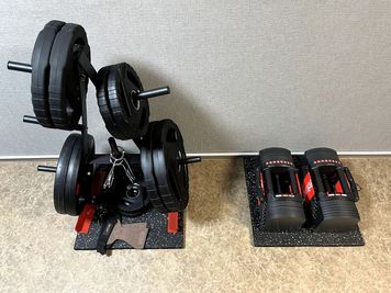 プレートは2.5kg/5kg/10kg/15kg/20kgそれぞ2枚ずつ
ダンベルは3kg〜41.5kg - パーソナルトレーニングスタジオ Will Be レンタルジムの設備の写真