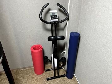 エアロバイク、ヨガマット厚さ15mm･60cm×180cm、ストレッチポール - パーソナルトレーニングスタジオ Will Be レンタルジムの設備の写真