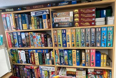 棚にあるボードゲームが遊べます - ボードゲームカフェONEの設備の写真