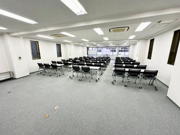 【会議室後方は広く空いているので荷物置き場にオススメです】 - 【閉店】TIME SHARING 御徒町 マツダビル4F 【閉店】4Fの室内の写真