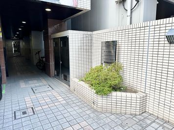 【ビル入り口】 - 【閉店】TIME SHARING 御徒町 マツダビル4F 【閉店】4Fの入口の写真