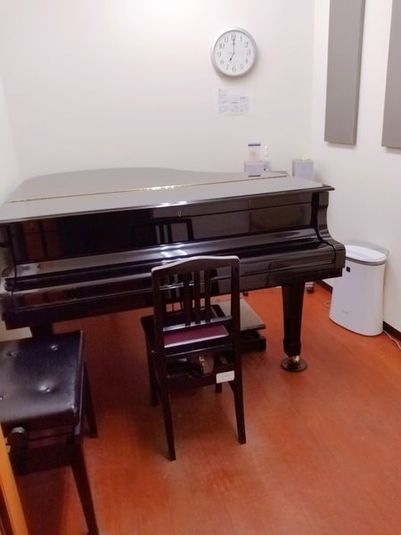 C2Lのグランドピアノが入っています。 - ユニスタイル安佐南 楽器練習スペースの室内の写真