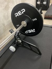 2枚目以降のプレートはミニジャッキで - GORILLA HUB KOMAGOME | ゴリラハブ駒込 【2名まで】駒込駅徒歩6分の③パワーリフティングスペースの設備の写真