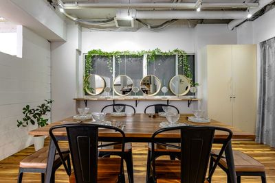 メイクルームにもダイニングテーブルを設置しました🧉
お食事の場としても使用できます。 - 460_Stella-Studio新宿 撮影スタジオの室内の写真