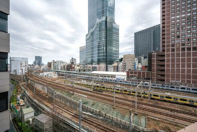 歌舞伎町タワーと数々の電車がよく見える👀
電車マニアにはたまらない景色かも！？ - 460_Stella-Studio新宿 撮影スタジオの室内の写真