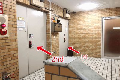 奥の扉が入口となります。※２ndスタジオと隣同士となっておりますのでお間違えの無いようご注意ください。 - 池袋マイスタイル １stスタジオ レンタル撮影スタジオの入口の写真