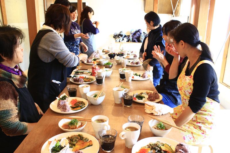 充実キッチンとサロンスペース - みんなキッチン北加賀屋