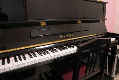 KAWAI アップライトピアノ - 東陽町駅前スタジオ１　ドラムとアップライトピアノ常設の設備の写真