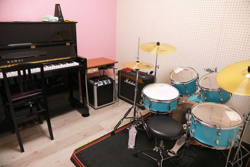 ドラムセットとアップライトピアノ常設 - 東陽町駅前スタジオ１　ドラムとアップライトピアノ常設の室内の写真
