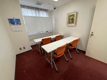 椅子と机は9人分くらいまで対応可能です。 - THビル1階Aルーム 多目的スペース（会議室、教室）の室内の写真