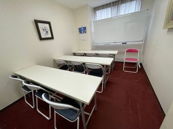 椅子と机は9人分くらいまで対応可能です。 - THビル1階Aルーム 多目的スペース（会議室、教室）の室内の写真