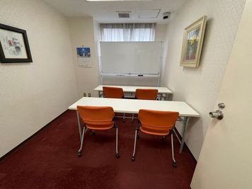 椅子と机は9人分くらいまで対応可能です。 - THビル1階Aルーム 多目的スペース（会議室、教室）の室内の写真