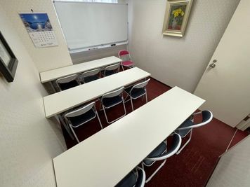 椅子と机は9人分くらいまで対応可能です。 - THビル1階Aルーム 多目的スペース（会議室、教室）の室内の写真