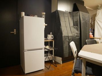 冷蔵庫、簡易キッチンもあります。 - ボードゲーム＆マーダーミステリー Light and Geek レンタルスペースの設備の写真