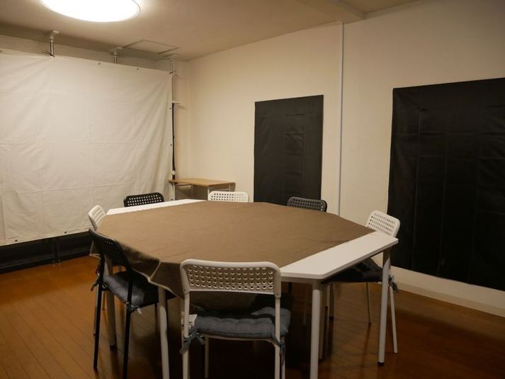 8人掛けの大きなテーブルです。小さい六角テーブルにもなります。 - ボードゲーム＆マーダーミステリー Light and Geek レンタルスペースの室内の写真