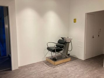 シャンプー台（バックシャンプー）
シャンプー台はスペース内に1席 - 大名Fビル SALON GALLERY F（RIGHT ROOM）の設備の写真