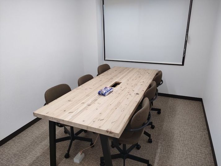 6人掛けの机の真ん中にコンセントが複数 - ワーキングブースKONTIME 3F-会議室④の室内の写真