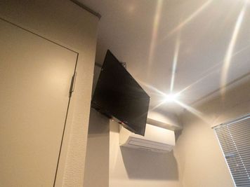 Amazon Fire TV Stickが付いているテレビ - リノスぺkitchen西新宿 レンタルスペース/カジュアル打合せ/作業スペースの設備の写真
