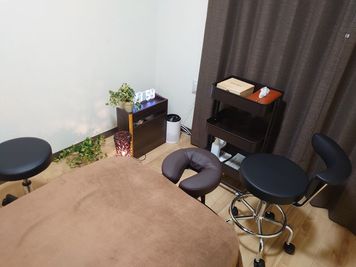 フェイクグリーンを取り入れ、以前よりも明るい雰囲気になりました！
施術しやすいように、スツール、ラックの配置を変更できます。 - アロマ・ド・クリエ上野 【上野駅近】直前予約・1日利用OK！マッサージ・指圧に最適！の設備の写真