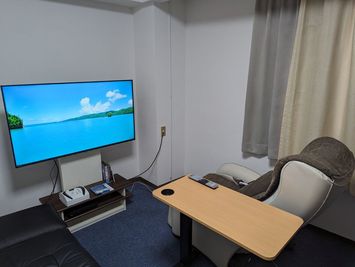 マッサージチェアと大型テレビでリラックスタイムに。
※時々、足のマッサージも欲しいとの意見があるのですが、足も付いてます。内側に収納されているタイプになります。 - 田中ビル301号 【多目的スペース】 ニューリド南浦和 (休憩や会議室に)の室内の写真