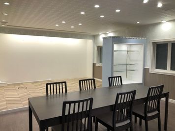 メインスペース　机と椅子8脚（写真は6脚ですが8脚あります）、広々としたスペース、飾り棚 - レンタルスペース「If」 多目的スペース　レンタルスペース「If」の室内の写真