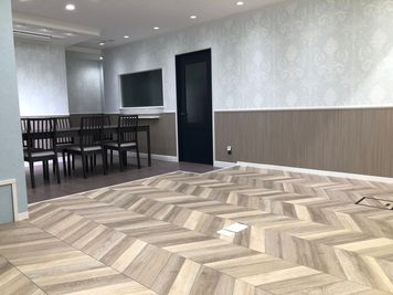 ヨガやピラティスなどに　※ソファやロッキングチェアを移動した場合です。軽いので一人でも楽に動かすことができます。 - レンタルスペース「If」 多目的スペース　レンタルスペース「If」の室内の写真