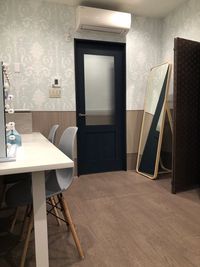 女優ミラー、全身鏡、机、椅子2脚、ついたて - レンタルスペース「If」 多目的スペース　レンタルスペース「If」の室内の写真