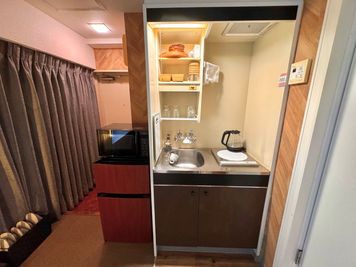 キッチンには冷蔵庫(冷凍庫付き)、電子レンジ、電気ケトルも揃っています。 - プランツ プランツ飯田橋 グリーンとアロマに囲まれたボタニカル風リラックスシネマスペースの設備の写真