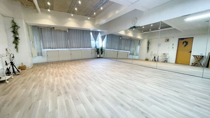 天井が高く広々としたスペース - studioFORET〈浅草橋〉 【オープン記念価格】駅チカ・広々レンタルスタジオの室内の写真