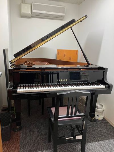 グランドピアノYAMAHA C2 をご使用いただけます。 - ヤマハミュージック新居浜センターの室内の写真