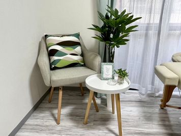 ゆったりと座れる一人掛けの椅子をご用意しています。 - iRoDori～彩～ 完全個室レンタルサロンの室内の写真