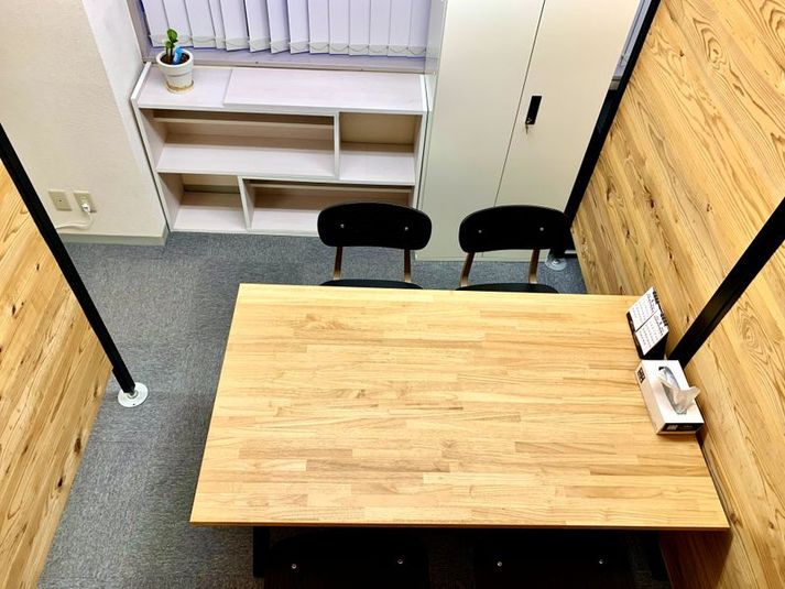 4人掛けのテーブルはWEB会議・mtg・面接などに最適♪ - free