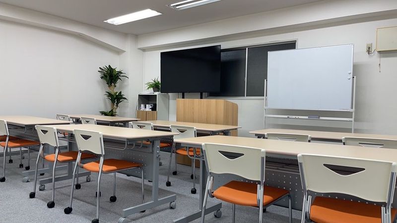 Wi-Fi、６５型モニター、マイクスピーカーと机、机、演台完備！ - ひまわりスペース