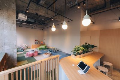 受付と保育スペース - YASMO武蔵小杉 ママ・パパ用休息室併設の一時預かり保育施設の室内の写真