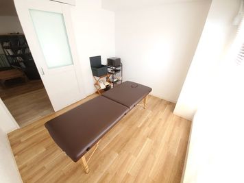 施術スペースの全体感 - レンタルサロン　OF LIFE 駅近😄整体・マッサージ可！タオル大・小1セット無料貸出🌈！の室内の写真