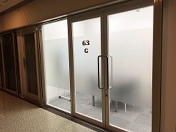 自習室うめだの貸し会議室　３ビル ２階63－Ｇ号室の入口の写真