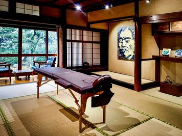 マッサージベッド完備。庭の見える和室をリラクゼーションサロンとして、お使いいただけます。 - アサノヤ 【古民家タイプ】はじのさとアサノヤの設備の写真