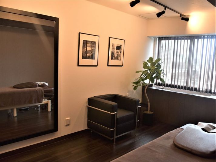 高級感ある内装&家具 - PLUS TOKYOの室内の写真