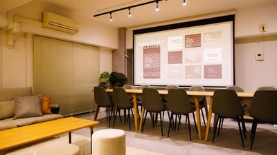 大迫力の120インチ高画質プロジェクター導入。セミナーや鑑賞会にも！ - Dear【ディアー】新大阪 Dear【ディアー】新大阪 駅徒歩4分🌻パーティにぴったり🎈の室内の写真