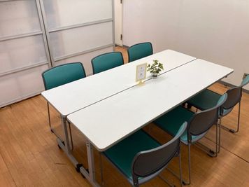 コワーキングスペースの中にあります8人制の半個室の貸し会議室です。 - 千葉コワーキングスペース201内個室会議室