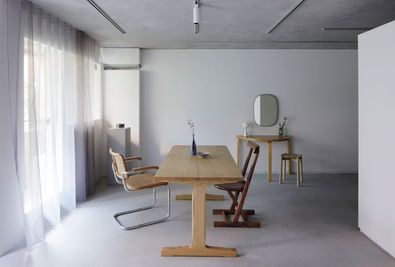 4人掛けダイニングテーブル　椅子4脚　スツール4脚 - SOCIALGOOD　GALLERY レンタルスタジオ_原宿・北参道の室内の写真