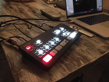 Blackmagic Designのライブプロダクションスイッチャーでは４台のカメラワーク画面切り替えが可能です(有料オプション) - AIビル CUEの設備の写真