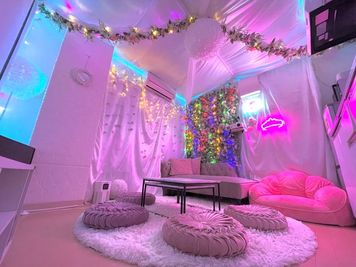 famispe上野2nd お花とLEDの幻想的空間🌸パーティー🎉お家デート💕撮影📸の室内の写真