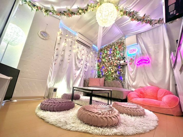 famispe上野2nd お花とLEDの幻想的空間🌸パーティー🎉お家デート💕撮影📸の室内の写真